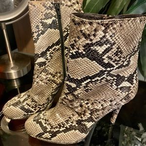 Stuart Weitzman SPAIN snakeskin heels/boots 7.5